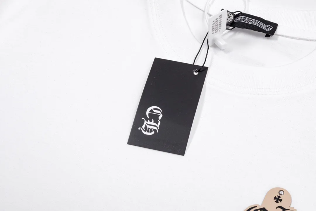 P200 CHROME HEARTS LoGo is fashionable and elegant, with a dropped shoulder style. The fabric is made of 26s double-yarn combed cotton compact spinning yarn with a weight of 280. It is matched with 1*1 Salona rib. The fabric is fermented and has a loose fit. Color: White Size: S～XXL